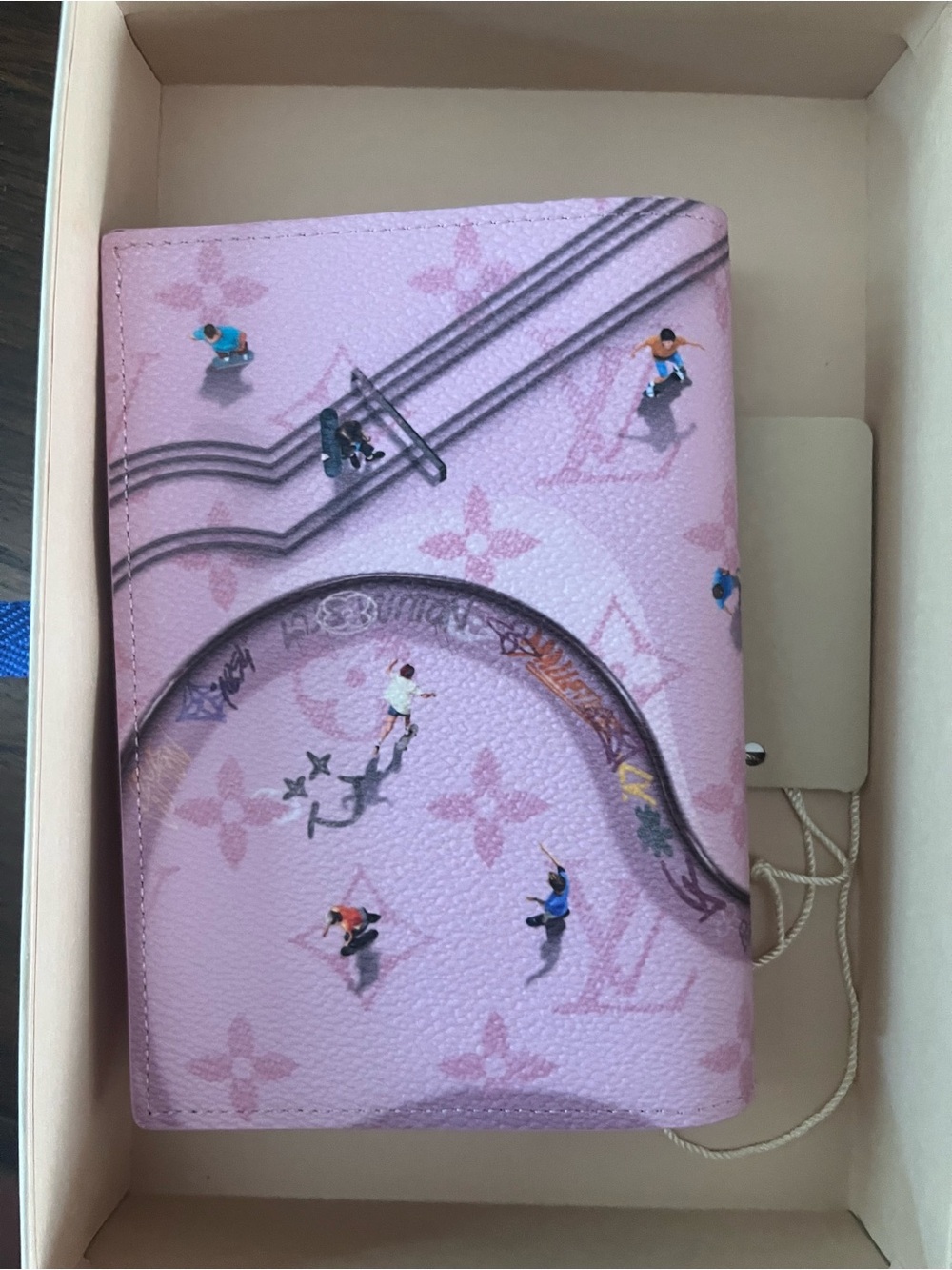 Louis Vuitton Pink Monogram Skateboard passport cover - Picture 4 of 9